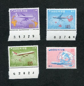 한국 1973년 그라비아 인쇄 항공 우표 4종 세트 (여객기와 지도)